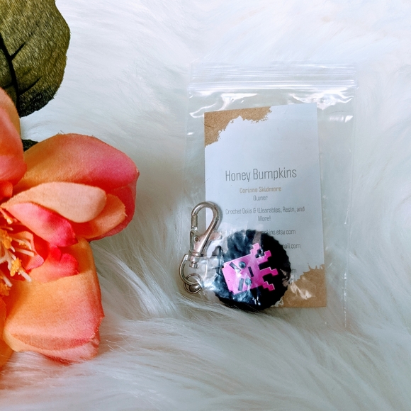 🌈BOGO🌈 Resi Keychain - Pink Video Game Character - Picture 4 of 5